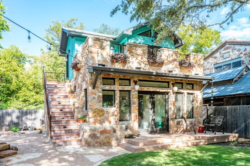 Charming stone cottage, walking distance to nature & shops