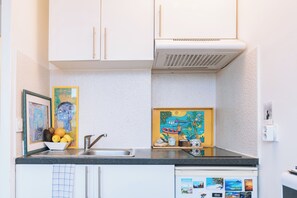 Mikrobølgeovn, kokeplater, oppvaskmaskin og kaffetrakter/tekoker