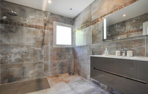 Shower, hair dryer - Awesome home in Mougins (Mougins)