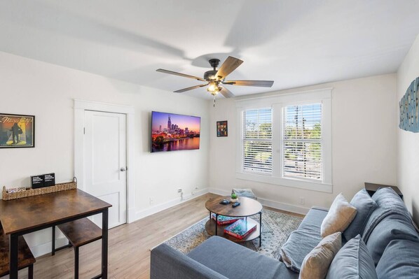 Smart TV - Nashville Manor (Nashville)