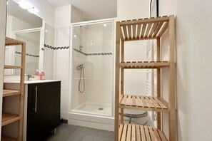 Shower, hair dryer, towels