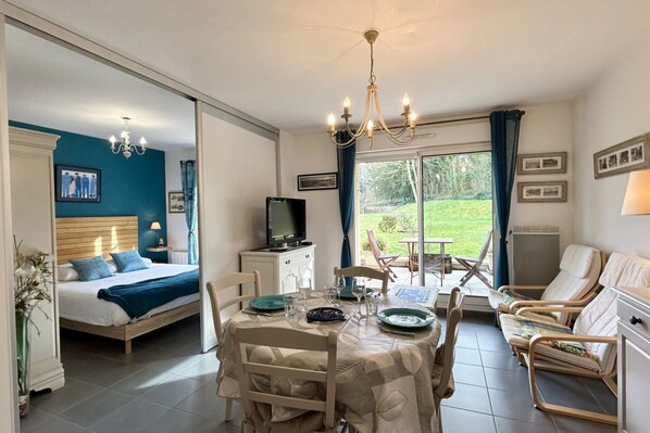 2 bedrooms, iron/ironing board, travel cot, WiFi