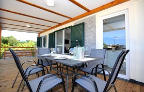 屋外ダイニングエリア