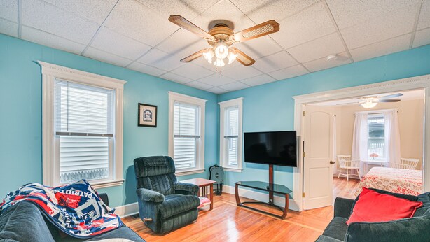 A living room with a ceiling fan, a television, and a couch. - 5 Mi to Dtwn Boston! Family-Friendly Medford Apt (Medford)
