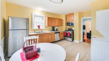Fridge, microwave, dishwasher, coffee/tea maker