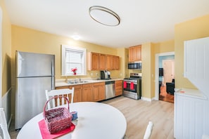 Fridge, microwave, dishwasher, coffee/tea maker - 5 Mi to Dtwn Boston! Family-Friendly Medford Apt (Medford)