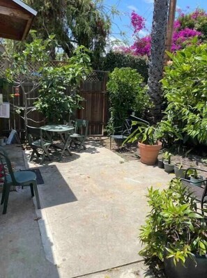 Outdoor dining - Lovely cozy Studio with separate entrance for rent (Beverly Hills)