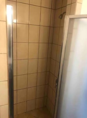 مجففات شعر، مناشف، صابون، شامبو