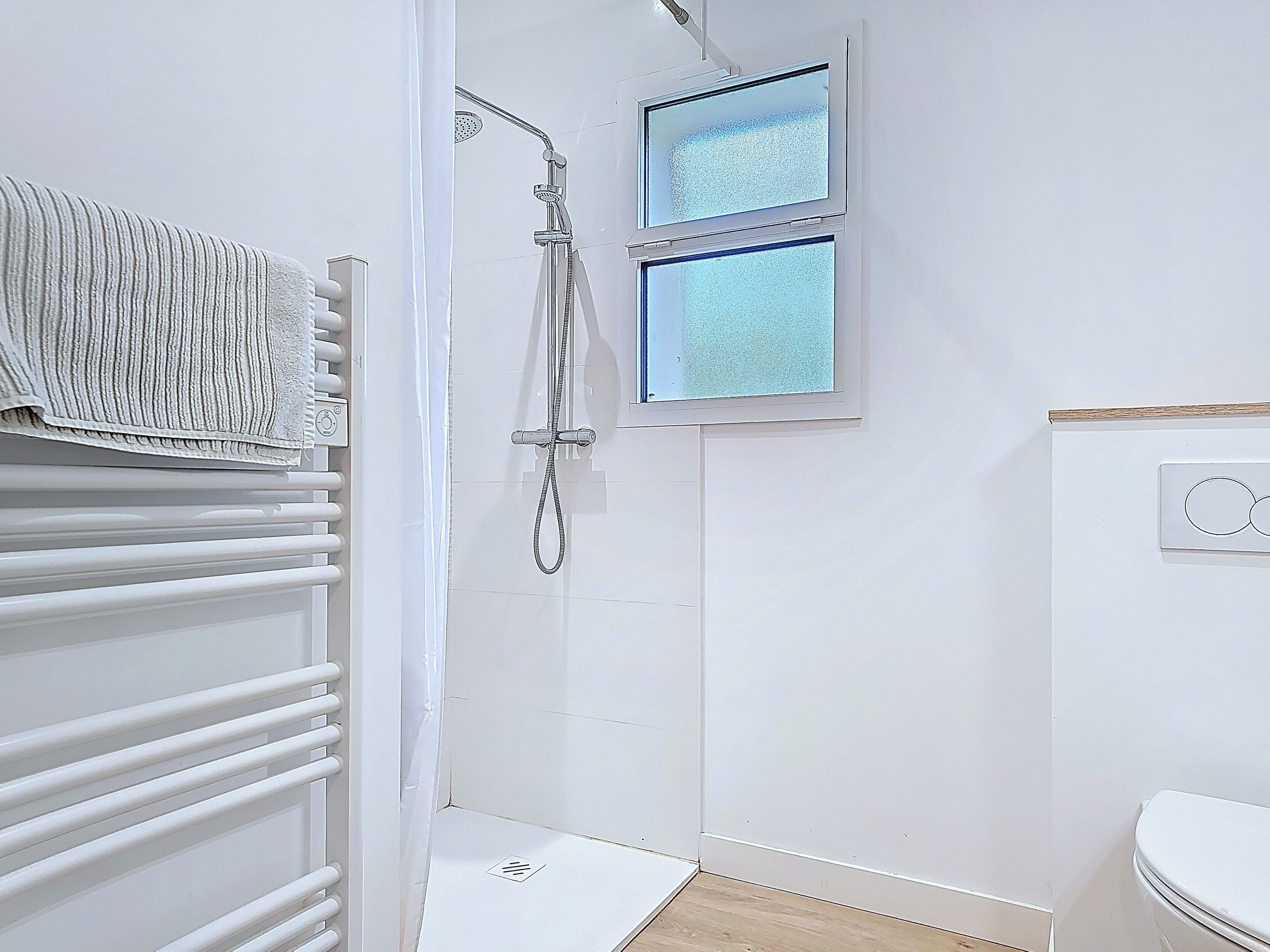 Ducha, toallas, jabón, papel higiénico