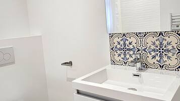 Douche, serviettes fournies, savon, papier de toilette