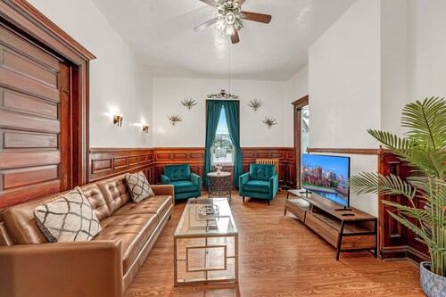 The Victorian on South Park • Sleeps 6