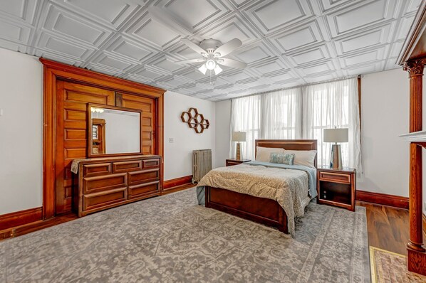 3 bedrooms, desk, iron/ironing board, travel cot