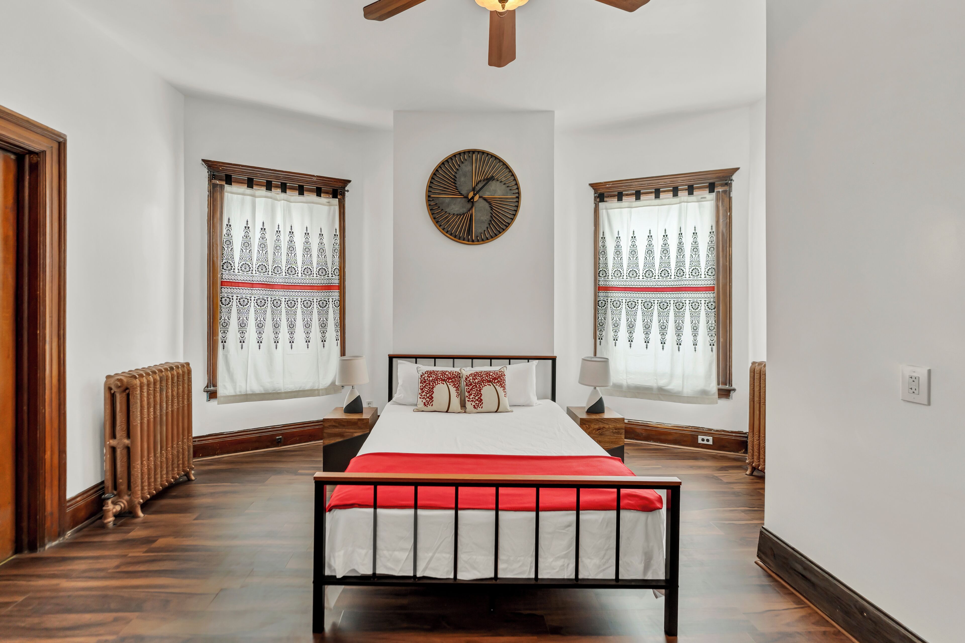 3 bedrooms, desk, iron/ironing board, travel crib