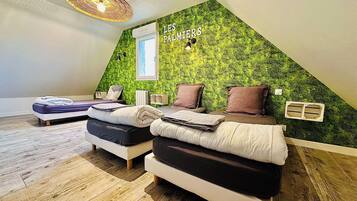 3 slaapkamers, een strijkplank/strijkijzer, gratis wifi, beddengoed