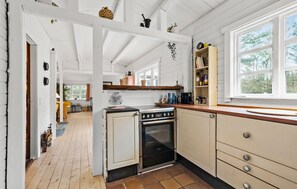 Kjøleskap, kokeplater og kaffetrakter/tekoker