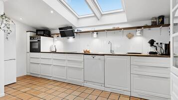 Køleskab, kogeplade, opvaskemaskine, kaffe-/temaskine