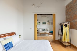 2 عدّة غرف نوم ومكواة/لوح كي وواي فاي وملاءات أسرّة