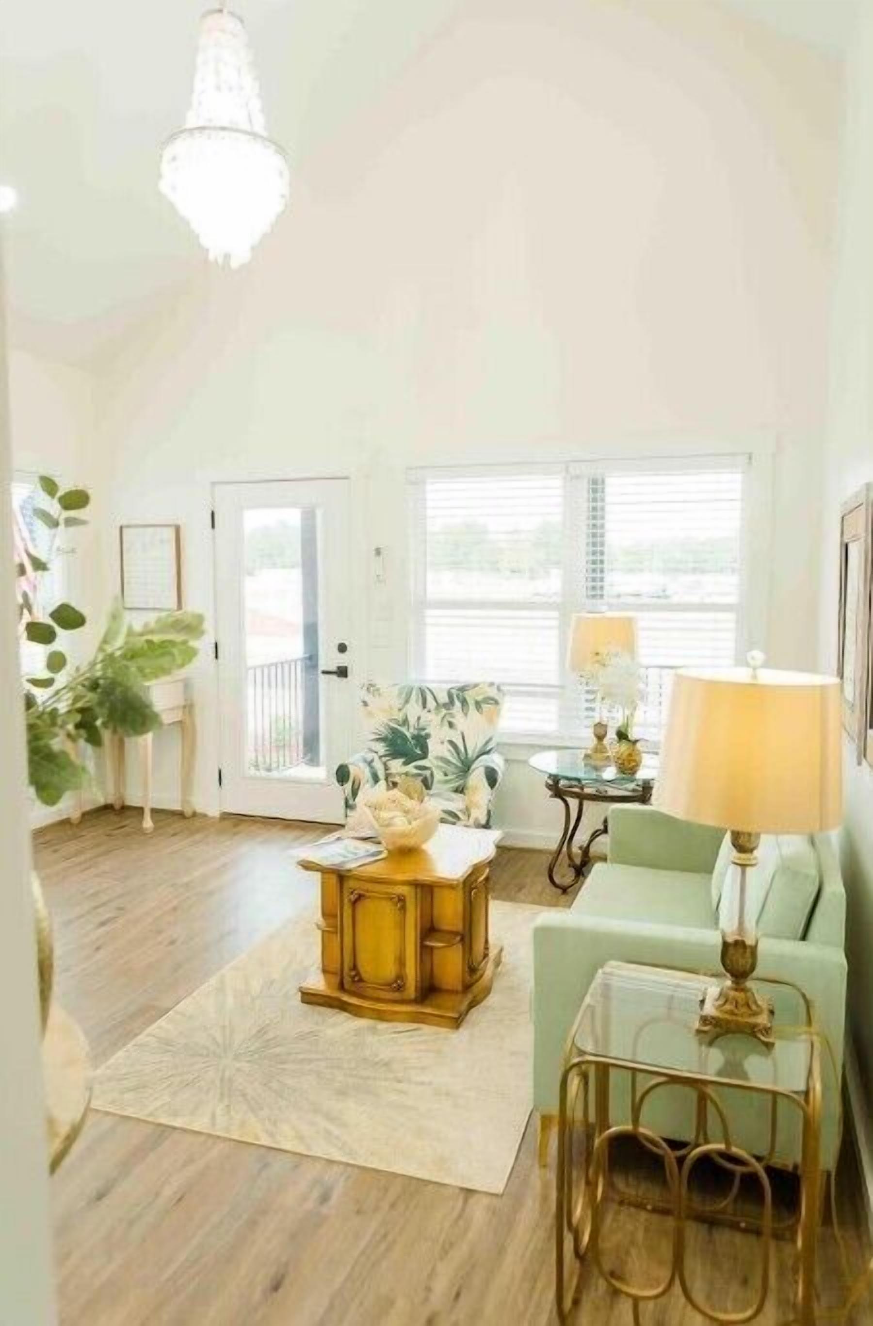 Carriage House: Stylish Lakefront 1BR Cottage