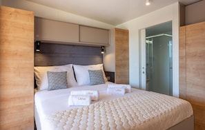 2 chambres, coffres-forts dans les chambres, lit parapluie