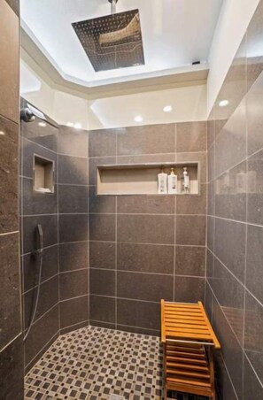 Shower, hair dryer, towels, soap - Resort Style Vacation Home (El Paso)