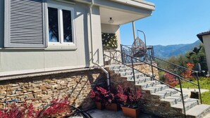 A house with a stone staircase, a metal railing, and a view of mountains. - * Villa Maximus - Stunning mountain views (Barga)