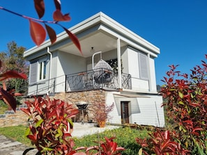 A modern two-story house with a balcony, stone foundation, and a small garden. - * Villa Maximus - Stunning mountain views (Barga)