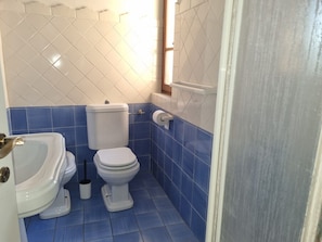 A bathroom with a toilet, bidet, and bathtub.
