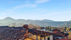 A mountainous landscape with a village. - La Tegola - Old town apartment with amazing views (Barga)