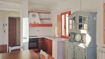 Kühlschrank, Ofen, Herdplatte, Wasserkocher mit Kaffee-/Teezubehör