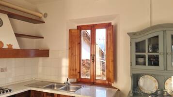 Kühlschrank, Ofen, Herdplatte, Wasserkocher mit Kaffee-/Teezubehör