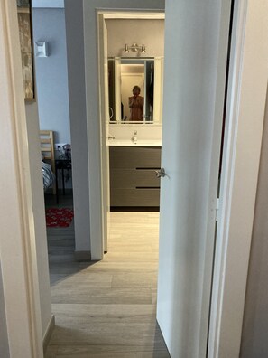 1 slaapkamer, een strijkplank/strijkijzer, wifi, beddengoed