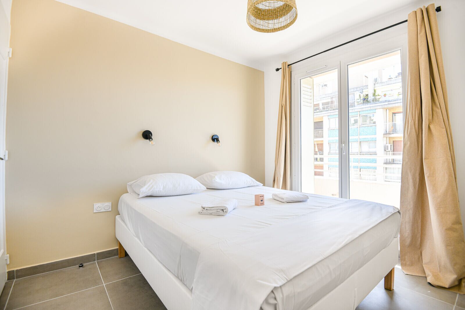 3 habitaciones, tabla de planchar con plancha y ropa de cama 