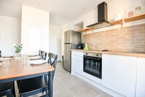 Fridge, oven, stovetop, dishwasher