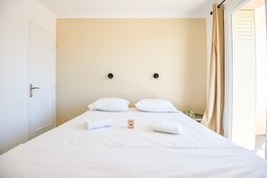 3 bedrooms, iron/ironing board, bed sheets
