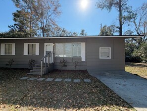A single-story house with a front porch, a small staircase, and a driveway. - Valdosta relax getaway (Valdosta)