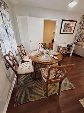 A dining area with a round table, chairs, and a rug. - Valdosta relax getaway (Valdosta)