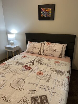 4 habitaciones, tabla de planchar con plancha, wifi y ropa de cama