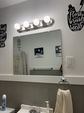 Sèche-cheveux, serviettes fournies, savon, papier toilette