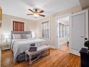 4 habitaciones, tabla de planchar con plancha y cuna de viaje 