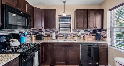 Cleveland 3 Bedroom, 10 Mins to Downtown