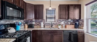 Cleveland 3 Bedroom, 10 Mins to Downtown