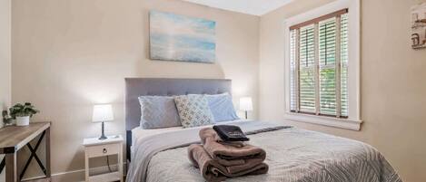 3 habitaciones, tabla de planchar con plancha y cuna de viaje