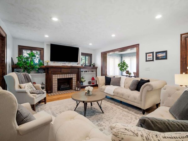 Smart TV, offices - Charming Cleveland Home (Cleveland)