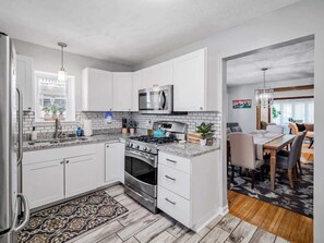 Fridge, microwave, oven, stovetop - Charming Cleveland Home (Cleveland)