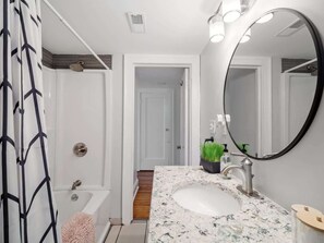 Shower, hair dryer, towels - Charming Cleveland Home (Cleveland)