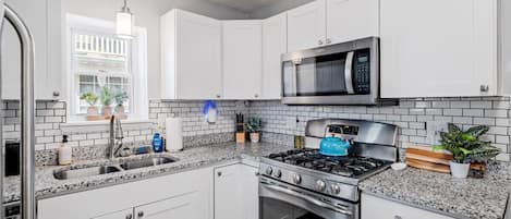 Refrigerador, microondas, horno y parrilla de estufa