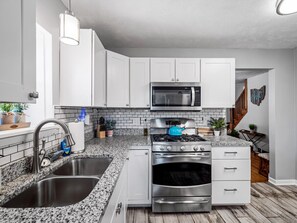 Fridge, microwave, oven, stovetop - Spacious 6BR Duplex | Perfect for Large Groups (Cleveland)