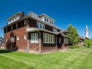 Exterior - 6 Bedroom Entire Duplex for Large Groups! (Cleveland)