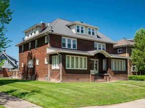 Exterior - 6 Bedroom Entire Duplex for Large Groups! (Cleveland)