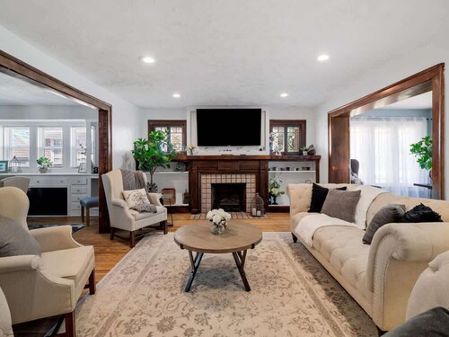 6 Bedroom Entire Duplex for Large Groups!